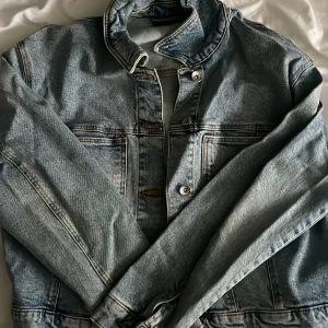 Jeansjacka blå - En fin jeansjacka i färgen blå med lite mörkare partier. Fin till vår/höst jacka. I strl S från Vero moda