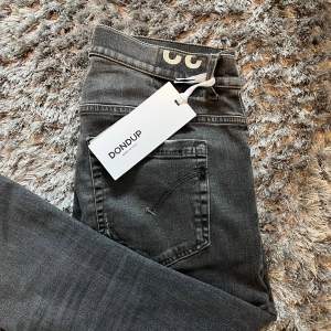Hej! Säljer dessa feta dondup ”George” jeans i en eftertraktad mörkgrå färg! | Modellen är 187 cm och väger 74 kg | Storlek: 32 | Skick: 8,5/10 | Hör av dig vid eventuella frågor! Mvh ResellGarms 