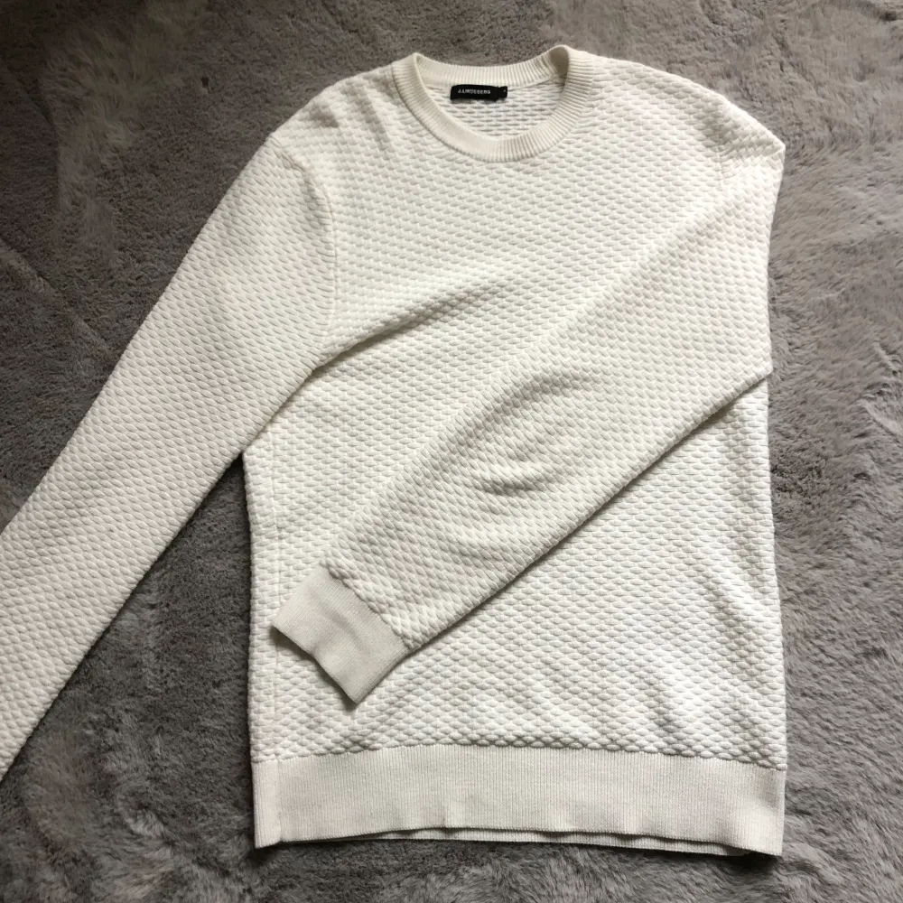 Sweatshirt från Jlindeberg i toppskick, storlek s passar bra om man är 175-180. Tröjor & Koftor.