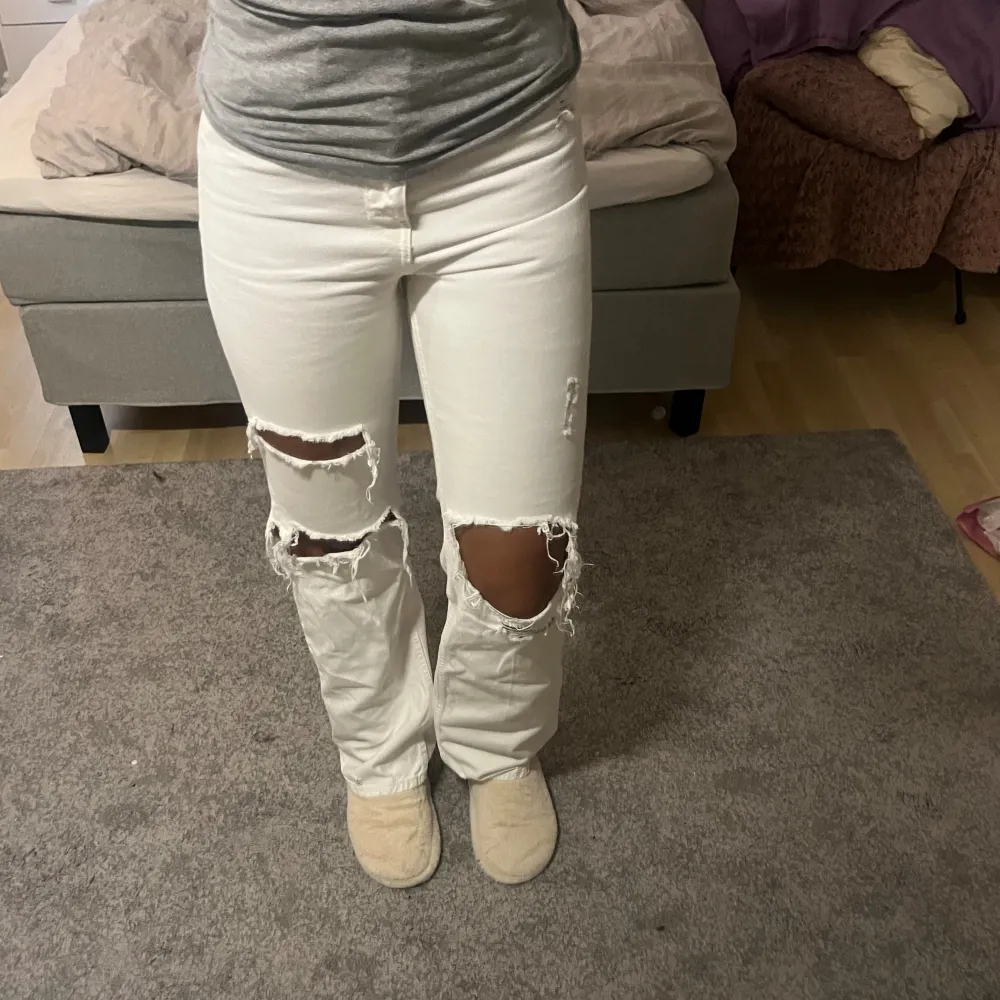 Vita jeans, långa (jag är 176 cm) Frakt ingår ej. Jeans & Byxor.