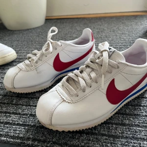 Nike Cortez 37.5 - sparsamt använda! Riktigt fräscha och snabba skor, riktigt fint skick!  Vill ni ha fler bilder på skorna så tveka inte att fråga!  