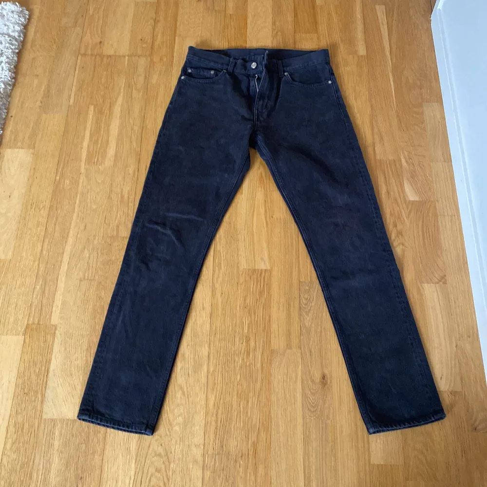 Tja! Säljer nu mina två jeans | Dom gråa är från Jack and Jones i modellen Relaxed/Chris i Storleken 29-Waist/32-Lenght | Dom svarta är från Weekday i modellen Alley och är samma storlek som dom gråa| Nypris cirka 700 styck | Mitt pris 699 för båda  . Jeans & Byxor.