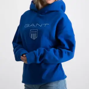Säljer denhär supersnygga hoodien från märket Gant. Jag har använt den ca 4 gånger så den är i nyskick. Köpte för 900kr säljer för 450kr (Kan gå ner i pris vid snabb affär) Hoodien går ej att köpa längre. Kontakta mig för egna bilder❤️