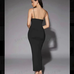 Långklänning Svart - Pris kan diskuteras vid snabb affär. Plagget är i nyskick dvs använd max 1 gång om ens det💖 OBS! Ena axelbandet hade lite lösa trådar men det är löst nu och man märker inget fel på klänningen✨