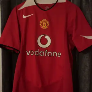 Retro Manchester United tröja (2004) storlek S använd fåtal gånger 