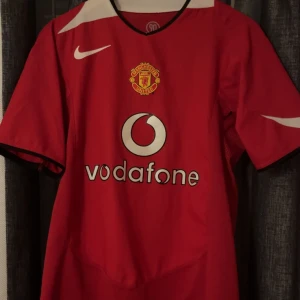Manchester United tröja  - Retro Manchester United tröja (2004) storlek S använd fåtal gånger 