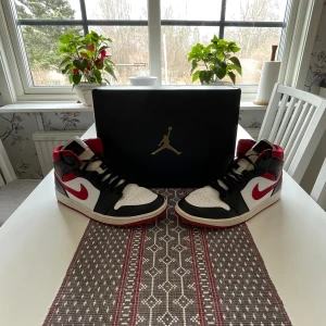 Jordan 1 mid ”Gym Red” - Storlek 46 Skick 8.5/10, inte använda så mycket då de var för stora för mig. Köpta på Nikes egen hemsida för 1349 några år tillbaka. Box följer med! 