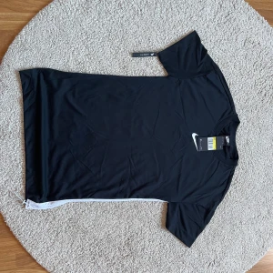 Tunika  - En svart tunika/tröja. Tunikan är helt oanvänd och prislappen sitter kvar. Säljer den på grund av att den inte kommer till användning. 💞