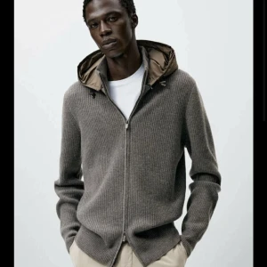 Massimo Dutti Cardigan - Säljs ej hos dem längre, knappst använd med lapp kvar på insidan. 