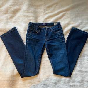Jättefina Mörkblå Lågmidjade jeans från märket ”crocker”. Storlek 27/35💞