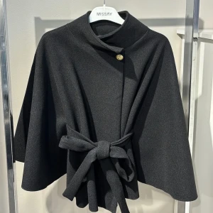 poncho  - Söker denna poncho från missäy, skriv om ni vill sälja ❤️