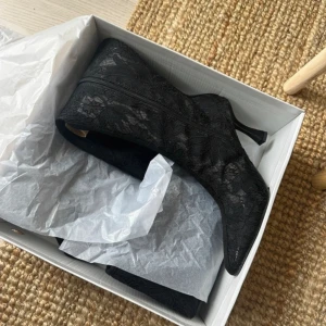 Spets boots - Superfina boots i spets! Aldrig använda! Strl 37