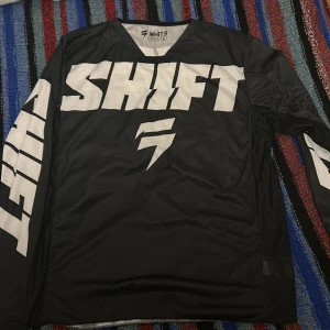 Mc/Motorcross Tröja - Bra kvalitet och mycket bra skick, storlek L. Luftig modell i Polyester.