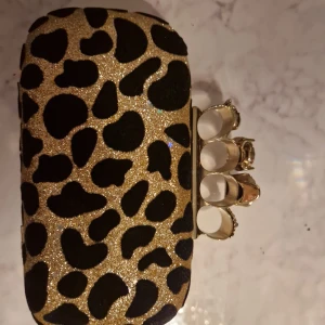 Handväska  - Hej säljer nu min snygga väska från ginatricot i skick 9/10 riktigt snygg om man ska på utekväll 