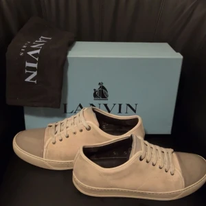 Lanvin! - Säljer vita lanvins med grå glans (Limited Edition) då dom bara tog för mycket plats garderoben. Skick 8/10