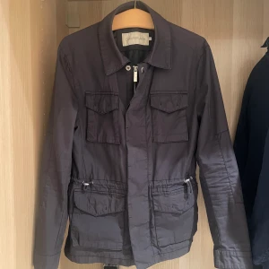 Calvin Klein jacka - Snygg jacka perfekt till våren. Bra skick och storlek S. 