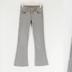 Lågmidjade jeans  - Säljer dessa super trendiga Lågmidjade jeansen från Gina Young, jätte snygga verkligen 😍 tvättade så lite skrynkliga men kan fixas genom att strykas lätt bara