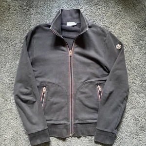 Moncler cardigan  - Säljer nu denna moncler cardigan, zip sweatshirt bra skick storlek M sitter mindre 