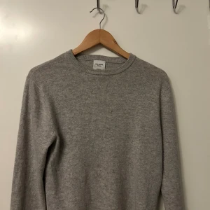 John Henric  - Säljer min 100% cashmere tröja från John Henric då jag inte använder den längre den har inga defekter och är i väldigt bra skick.