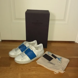 Valentino Open - Tja, jag säljer mina äkta valentino opens pågrund av att dom är för små. Dom har serie nummer i skorna som bevisar att dom är äkta. Box och extra skosnöre och dustbag följer med! 