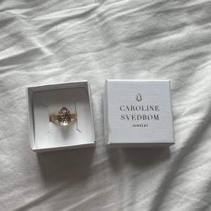 Säljer min fina mina drop ring i färgen vintage rose från Caroline Svedbom🫶🏼