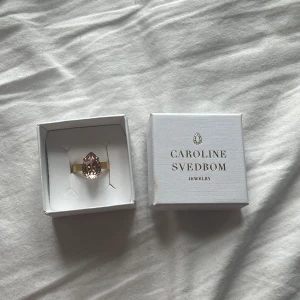 Caroline svedbom - Säljer min fina mina drop ring i färgen vintage rose från Caroline Svedbom🫶🏼