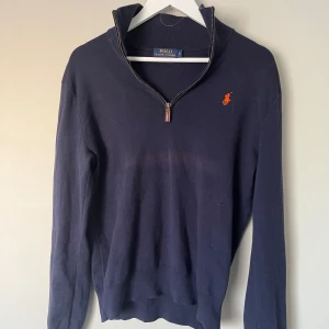 Ralph lauren quarter zip - Ralph lauren zip i bra skick, nypris: 2000kr, vårt pris: 349