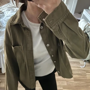 Grön Jeansjacka  - Jättefin grön jeansjacka som jag klippt av själv. Kommer från hm 💕 köpt för 400kr obs smuts på spegeln inte på jackan 
