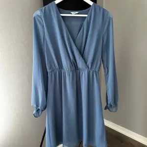 En blå klänning, använd fåtal gånger! Den är i jättefint skick och kommer tyvärr inte till användning🩵👗