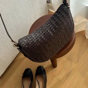 Flätad väska & Other Stories - Säljer denna. Perfekt skick 🤎 nypris 1600. 100% läder