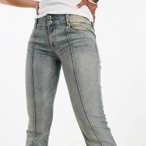 Supersnygga jeans i strl 38 i toppenskick!! De är lågmidjade med snygga detaljer och fin färg🩷