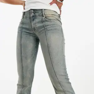 Supersnygga jeans i strl 38 i toppenskick!! De är lågmidjade med snygga detaljer och fin färg🩷