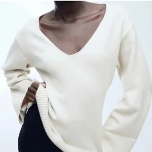  tröja från H&M - Super fin stickad tröja från H&M med snygg passform🥰 Endast använd några få gånger så är i fint skick. Lite mer beige i tonen, sås om den sista bilden. 