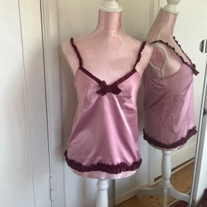 Topp - Topp i satin med söta detaljer💕