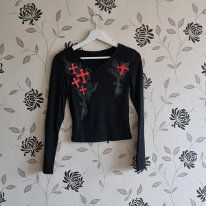 Y2k svart långärmad tröja, Strl: S, tryck med kors - Svart långärmad croppad tröja i Y2K-stil med kors. Nyskick! 