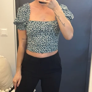 Blommig tröja  - Blommig topp från hm. 