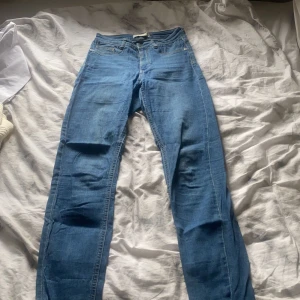 Skinny jeans - Mörkblåa molly high waist skinny jeans, från gina tricot i strl M. Använda en del men i fint skick, säljer då dem inte kommer till användning längre 