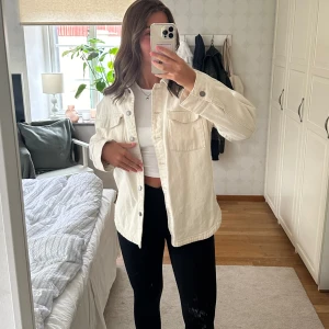 Beige jeansjacka  - Använd men i fint skick (förutom en liten fläck på höger ärm som man ser på bild nummer två, går säkert bort med rätt medel).  Nypris 499:- 