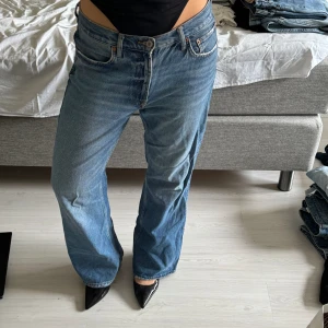 Lådmidjade jeans - Lågmidjade jeans från Zara. Storlek 42, men ni kan utgå från mig på bilden som vanligtvis har 38 i jeans! 