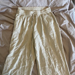 Linnebyxor  - Linnebyxor från Veromoda i storlek m men de har krympt i tvätten så skulle säga att de passar s