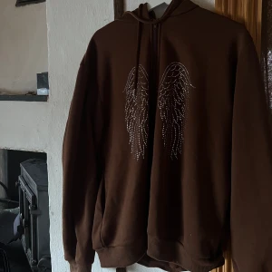 Baggy luvtröja  - Baggy luvtröja med glitter angel