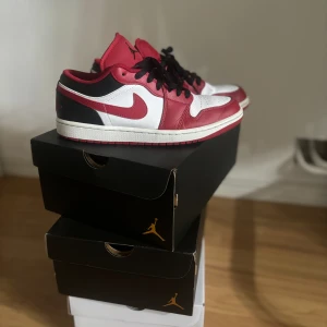 Jordan 1 low - Säljer mina jordan 1 low färg: gym red, white, black. Köpte de i februari och har använt de 2 gånger men känner att de inte rikigt var min smak. Nypris: 1899kr. Som nya och de har inga defekter alls.