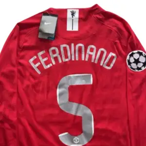 Säljer nu denna snygga tröja som är helt ny. Tröjan är långärmad med Rio Ferdinand och en Champions league patch. Hör av dig frågor!