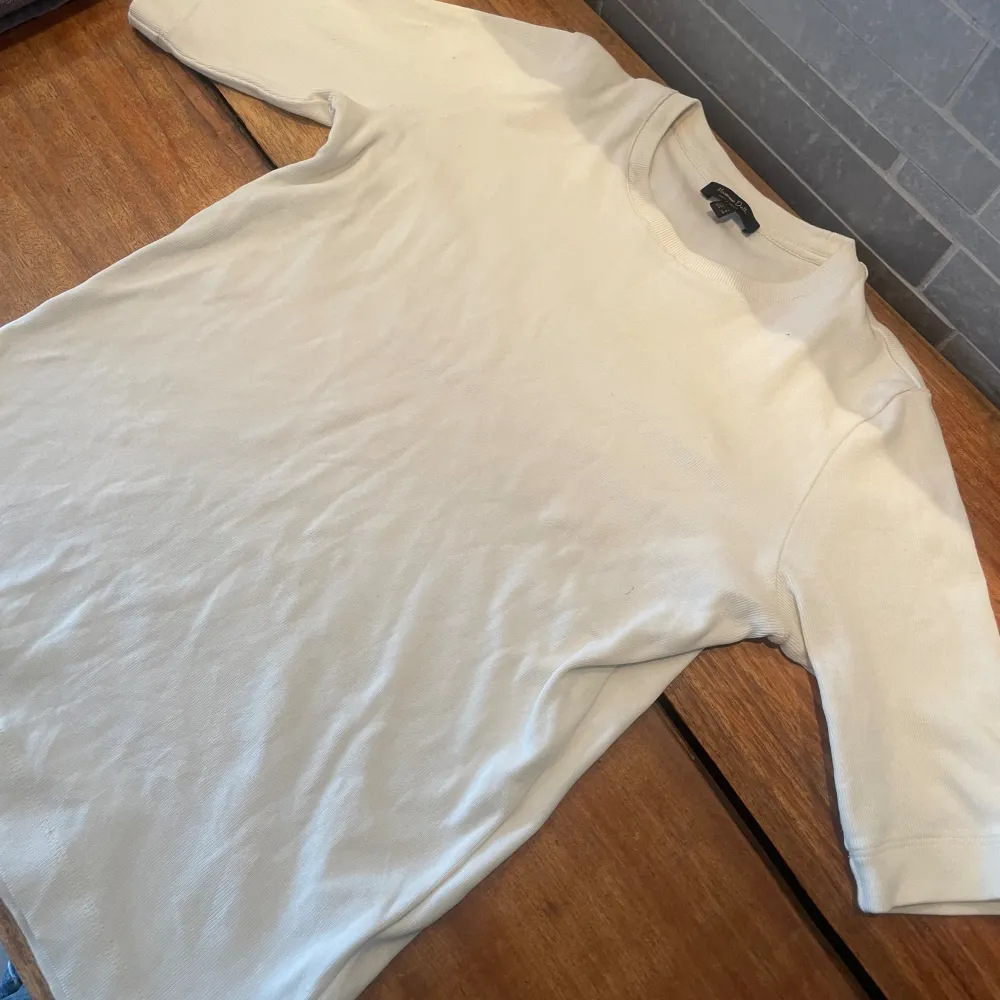 Söt vit T-shirt från Massimo Dutti. T-Shirten är i storlek S men skulle även säga att den passar storlek M. Tröjan är trekvartsärmad. Sömmen har gått upp lite vid halsen men märks inte så mycket.  Frakt tillkommer.. T-shirts.