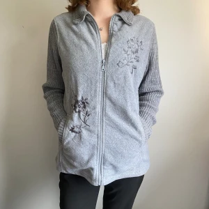 Grå kofta med broderade blommor - Väldigt vacker och unik kofta i mycket bra skick. Varm och skönt material!🌬️