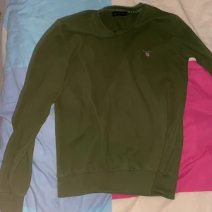 Grön gant hoodie - Grön gant stickad hoodie knappt använd. Medium