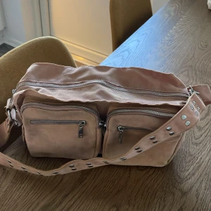Noella väska  - Väska från noella. Ljusrosa. Köpt för 800kr  Lite solblekt  