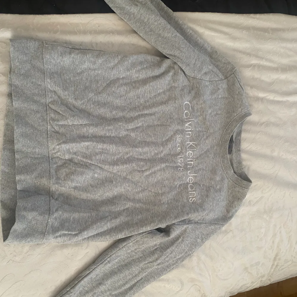 Calvin Klein tröja i S grå  i väldigt fint skick och inga tecken på användning🩷 Använd nån enstaka gång för länge sen. Köpt på Calvin Klein för 3 år sen. Köpt för 600kr säljer för 180kr pris kan diskuteras🩷 tvättad med parfym fri tvättmedel. Tröjor & Koftor.