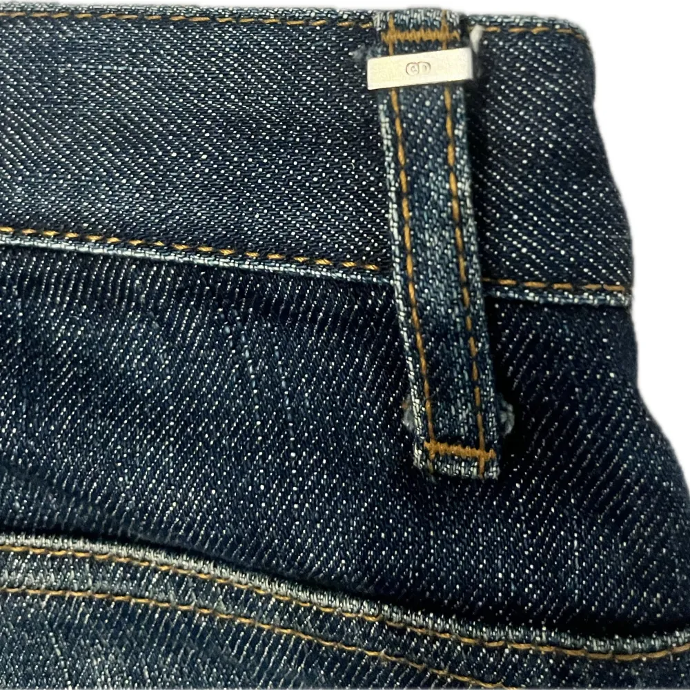 Dior Homme jeans från Hedi Slimane eran. Japansk denim så kvaliteten är väldigt bra. De är äldre och syns att de är använda men bra skick. Passformen är skinny. Pris går att diskuteras vid snabb affär och jag är öppen för byten🙌. Jeans & Byxor.