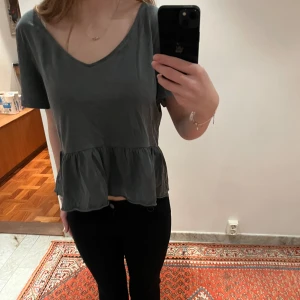 Sommartopp  - Säljer denna så söta toppen! Den är perfekt att ha på sommaren och även vid festligare tillfällen. Säljs då den tyvärr inte kommer till användning. Den är nästan som ny och har knappt använts💕